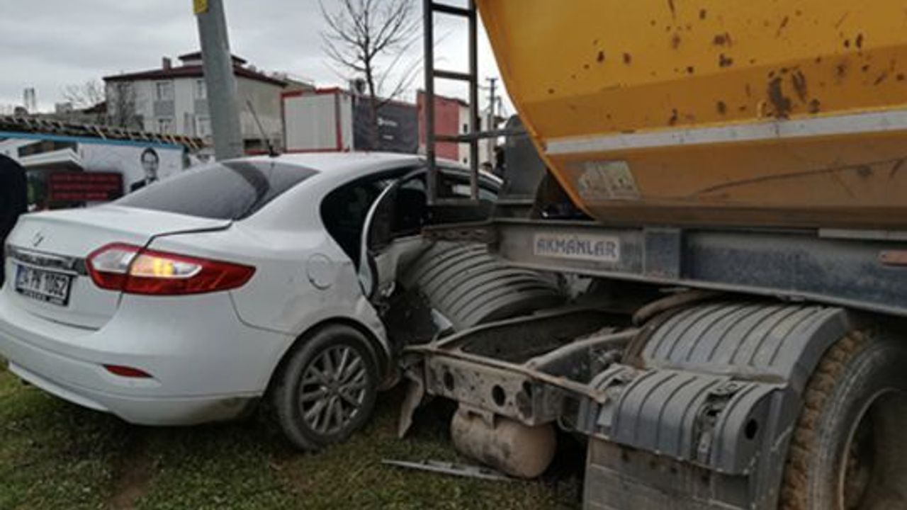 TIR ile kafa kafaya çarpıştı: 2 yaralı