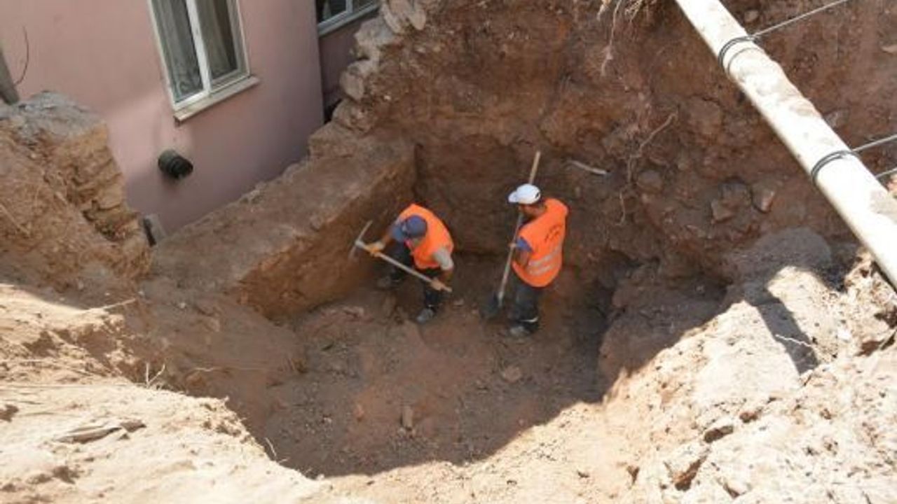 İZMİT BELEDİYESİ O BİNA İÇİN İSTİNAT DUVARI ÖRÜYOR