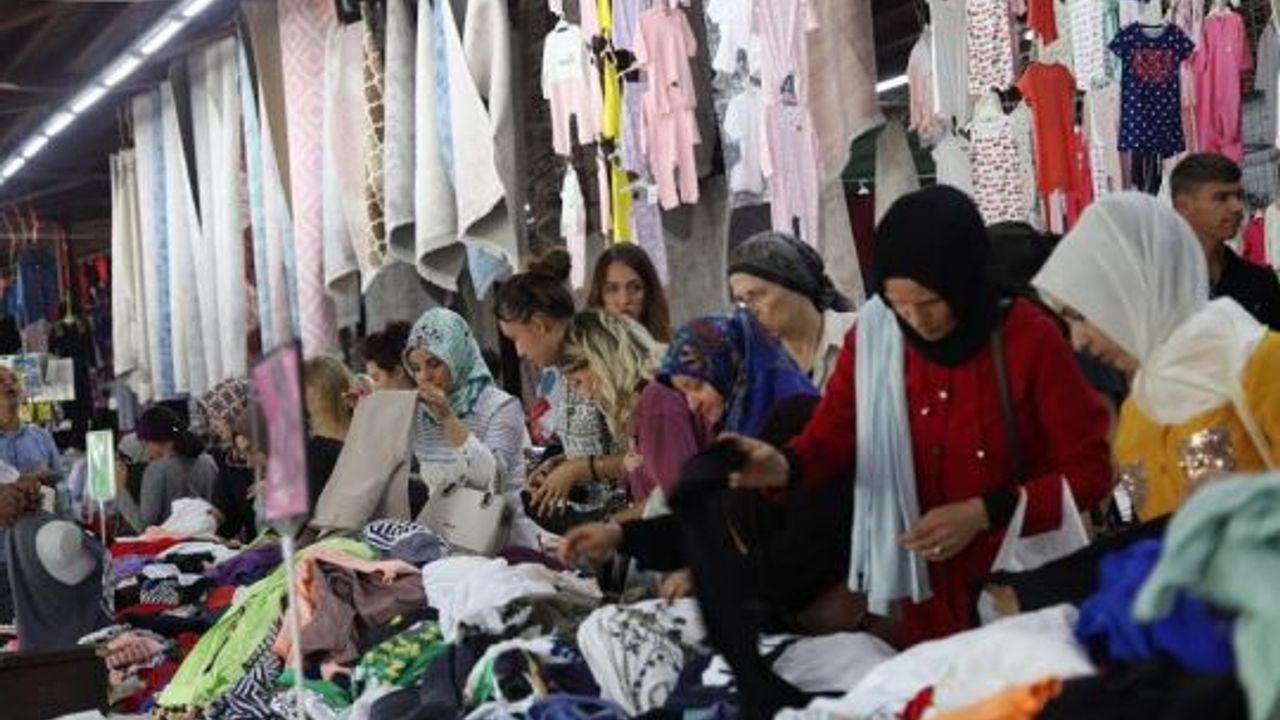 Moda pazarına vatandaşlar yoğun ilgi gösteriyor.