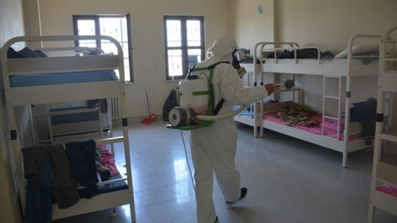 İzmit’te yüzlerce nokta koronavirüse karşı ilaçlandı