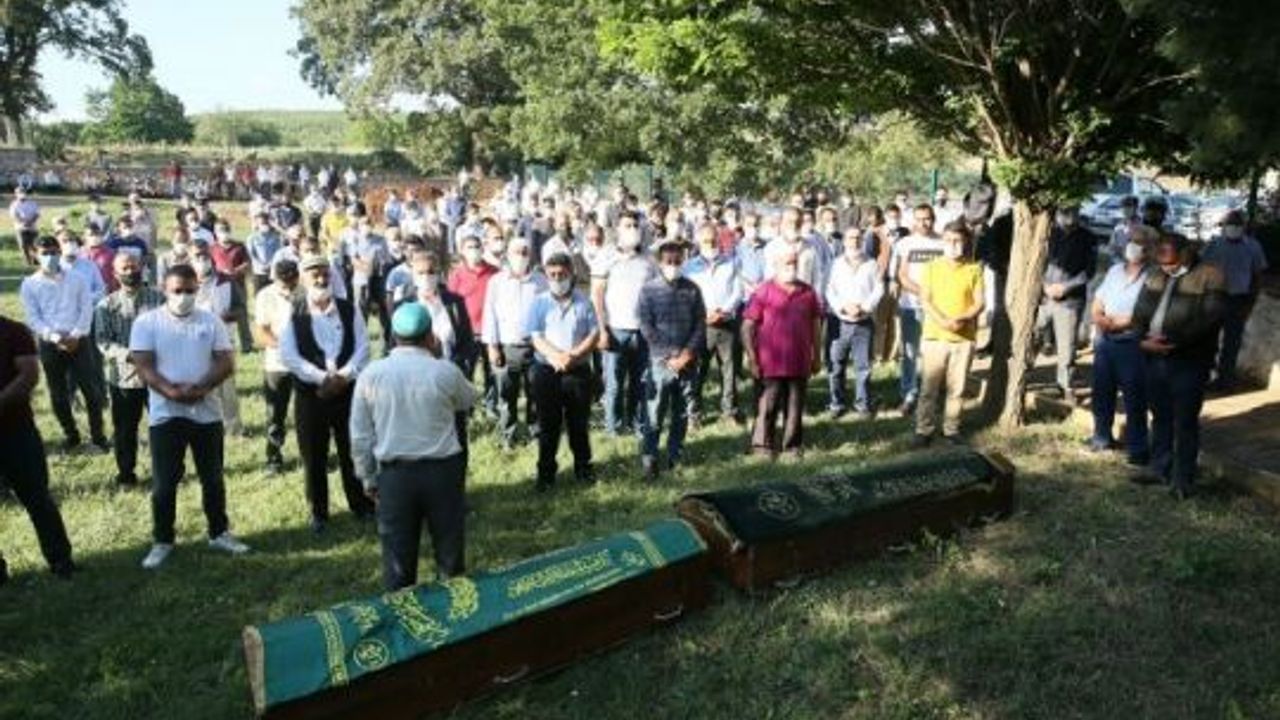 Körfez'de denizde boğulan iki kardeşin cenazeleri defnedildi