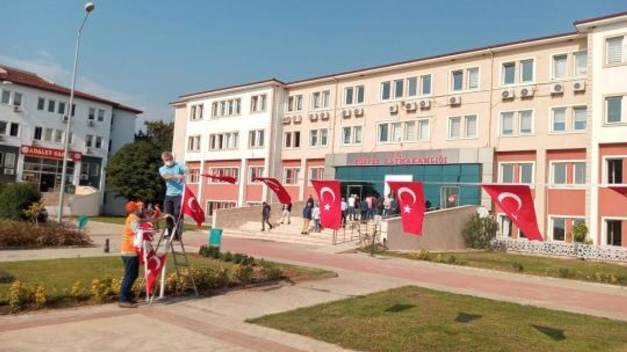 Körfez’de, sokaklar ay yıldızla süslendi