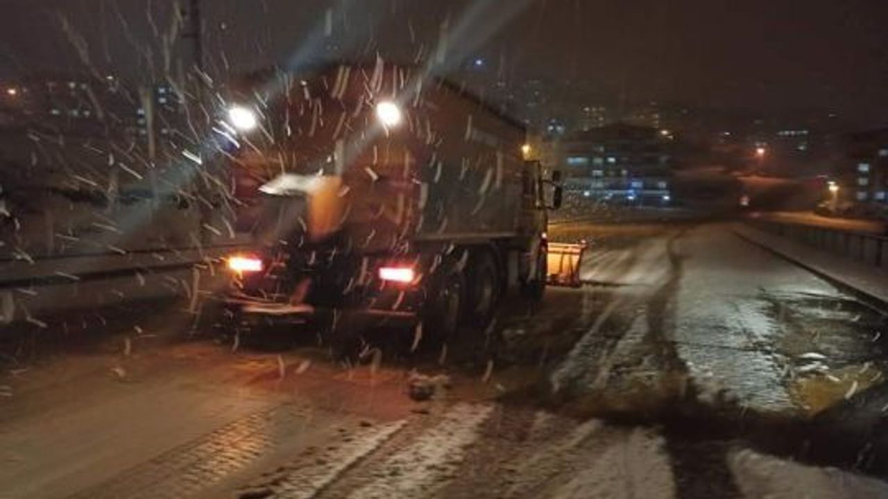 İzmit Belediyesi ekiplerinden köylerde gece boyu kar mücadelesi