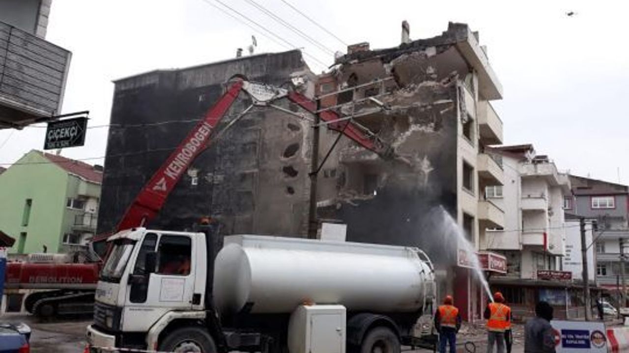 Körfez’deki ağır hasarlı bina yıkıldı