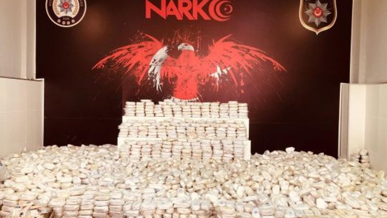 Konteyner içerisinde yapılan aramada; 3 ton 860 kilogram ESRAR ele geçirildi.