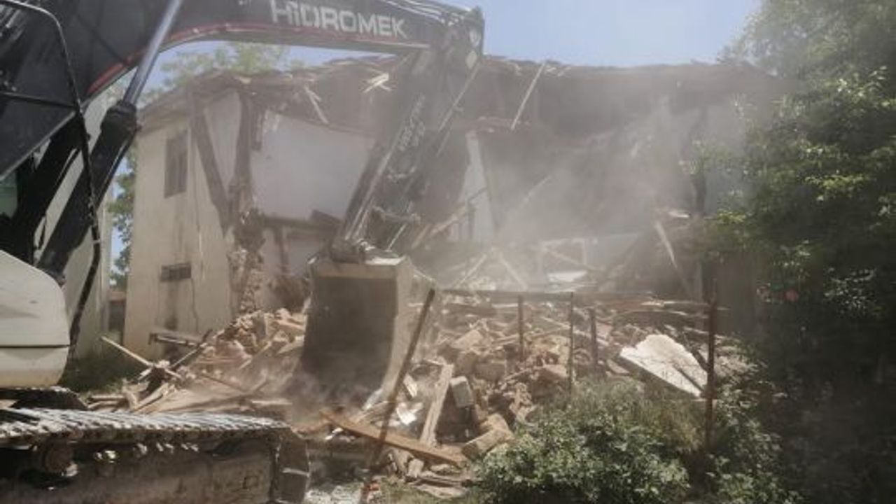 Körfez’de hasarlı binalar yıkılıyor