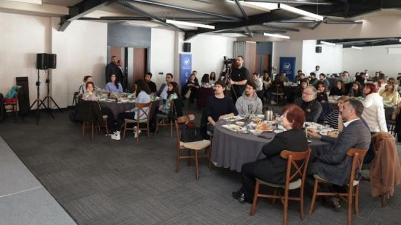 Üniversiteli gençler sordu, Büyükakın içtenlikle cevap verdi