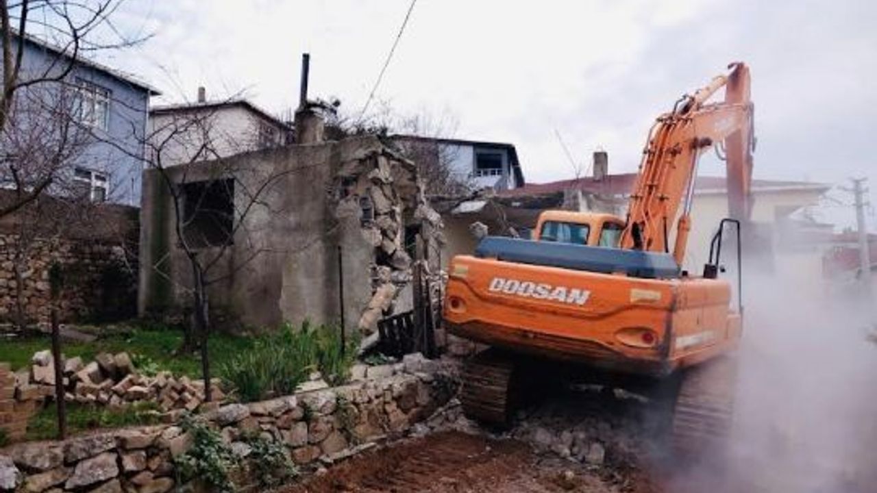 Körfez'de Tehlike arz eden binalar yıkıldı