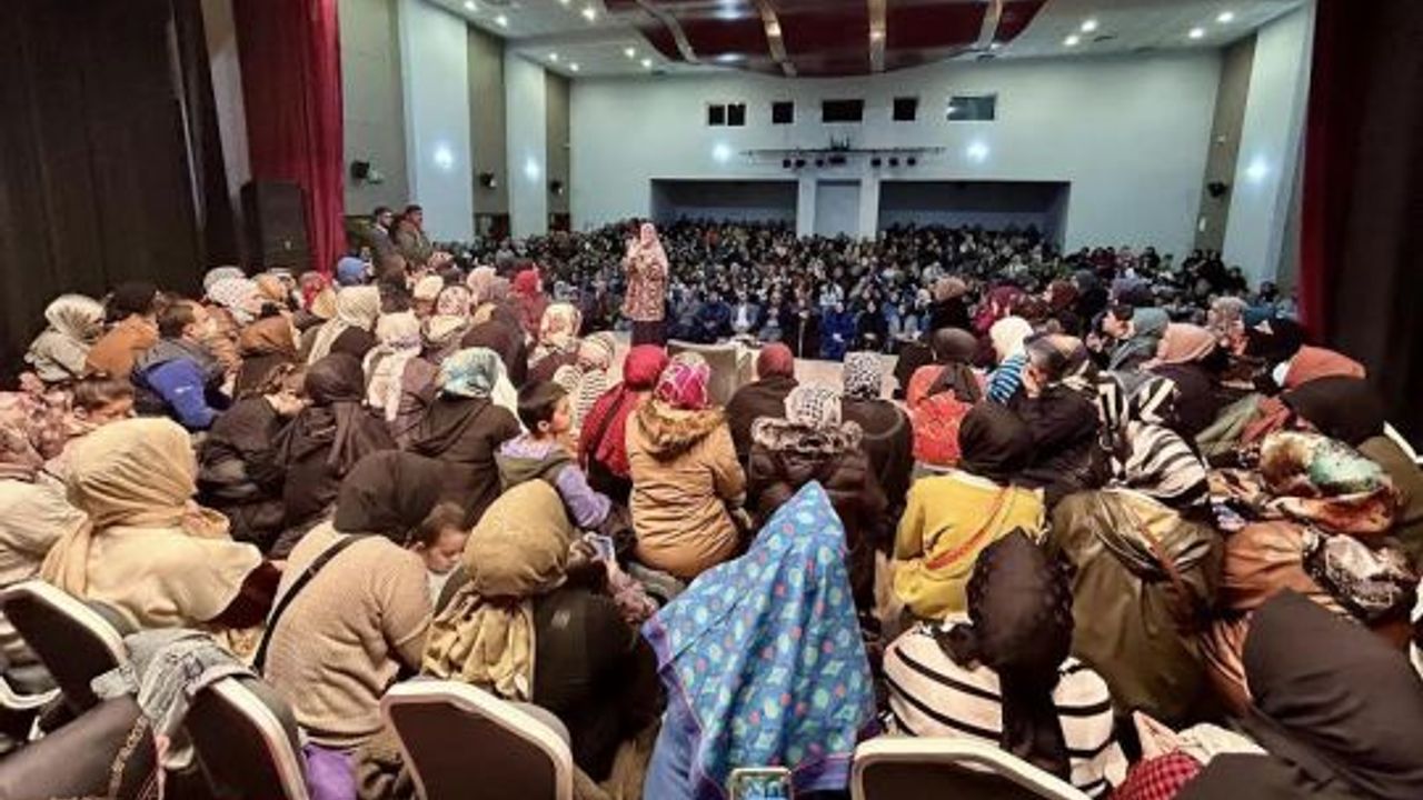 Körfez'de Saliha Erdim'e, büyük ilgi gösteriliyor.