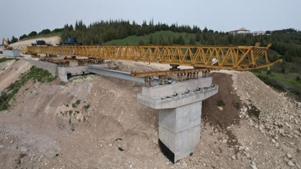 Dilovası, Devlet Hastanesi Köprüsünde, kiriş montajı yapılıyor.