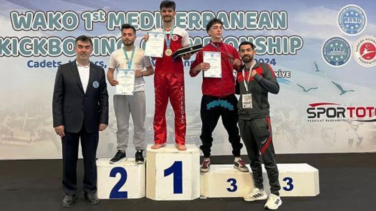 Burak Güneş, 1. Akdeniz Kick Boks Şampiyonu oldu