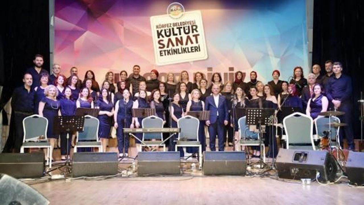 Kiraz Çiçeği Korosu, salondaki herkesi coşturdu