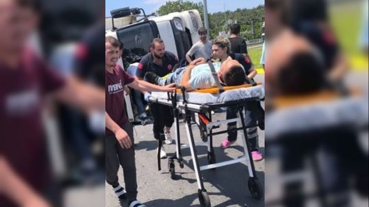 Plastik Yüklü Kamyon. Çayırova'da Devrildi