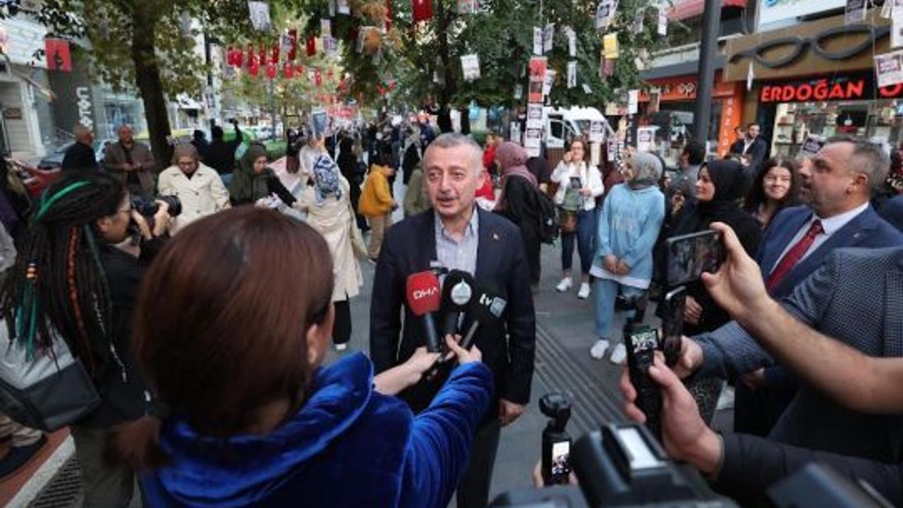Kocaeli'de Kitaplar Ağaçlardan Toplandı: 14. Kitap Fuarı Heyecanı Başladı