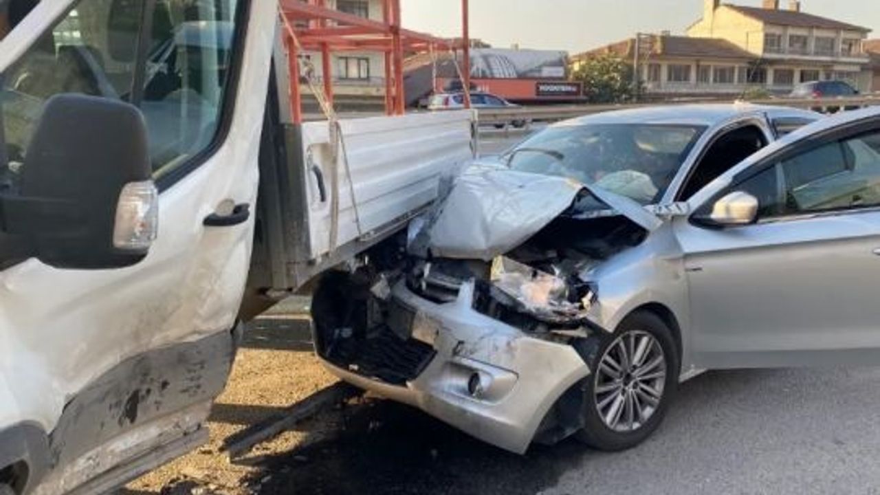 Kocaeli Körfez'de, Otomobil-Kamyonet Çarpışması: 2 Yaralı