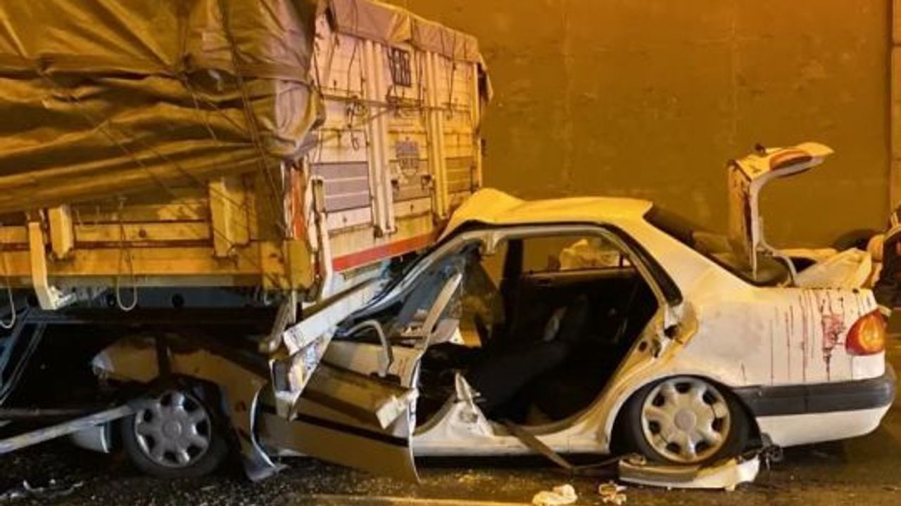 Kocaeli TEM Otoyolu'nda, Tırın Altında Kalan, Otomobildeki 2 Kişi Yaralandı