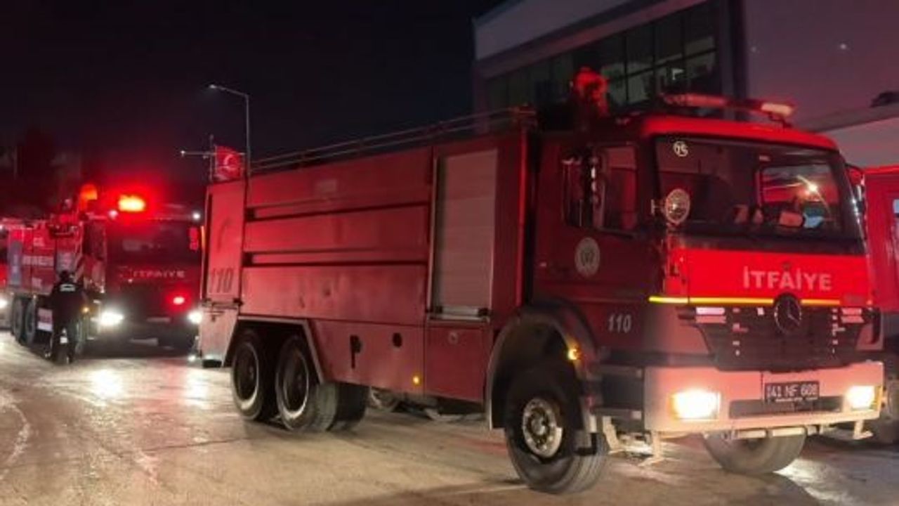 Çayırova'da Geri Dönüşüm Fabrikasında Yangın Çıktı