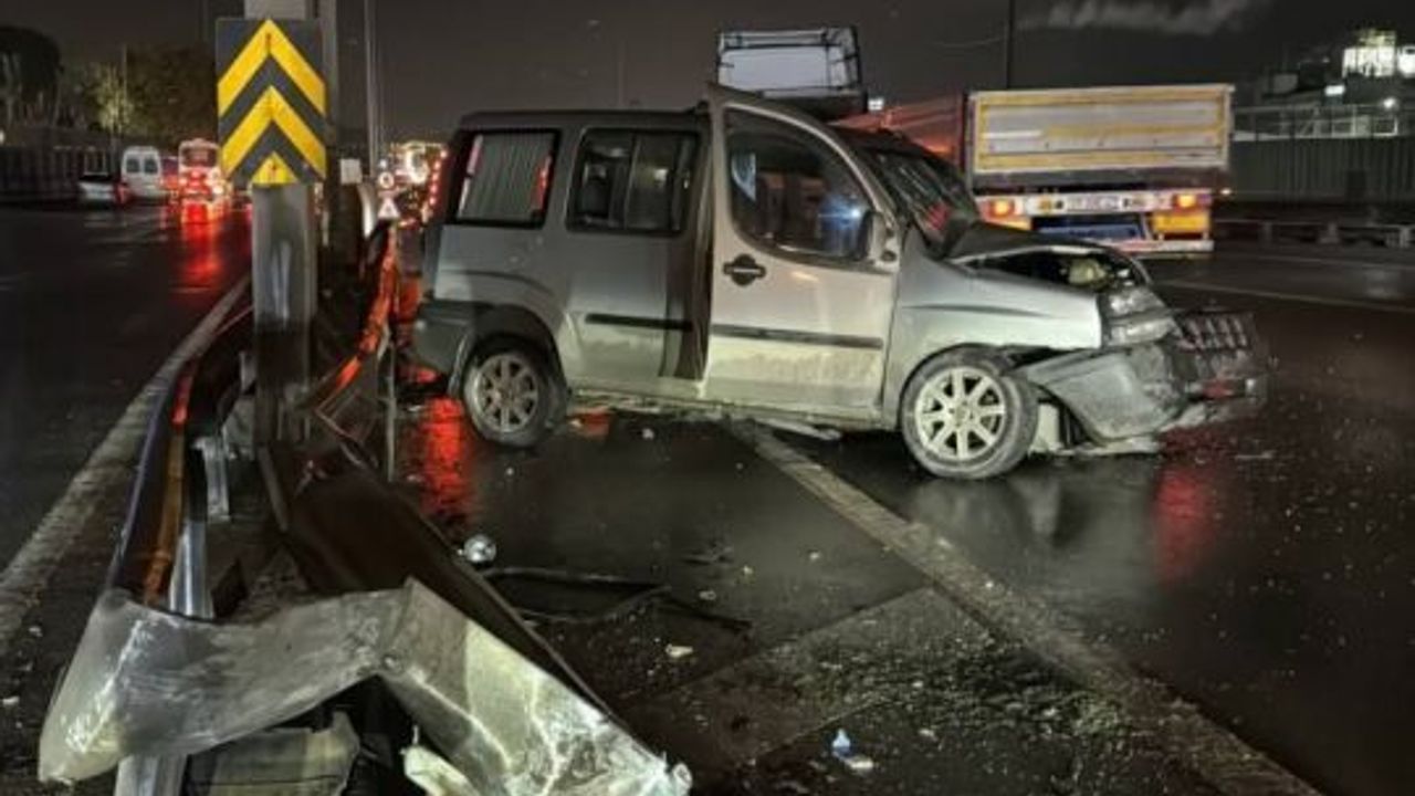 HAFİF TİCARİ ARAÇ, GEBZE'DE BARİYERE ÇARPTI: SÜRÜCÜ YARALANDI
