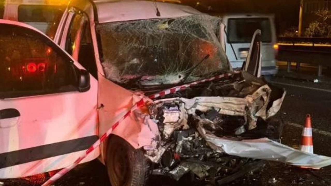 DERİNCE'DE TRAFİK KAZASI: OTOMOBİL İLE HAFİF TİCARİ ARAÇ ÇARPIŞTI