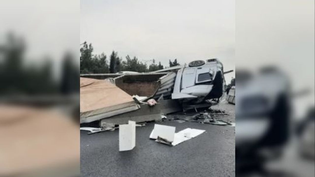 GÖLCÜK İLÇESİNDE, TRAFİK KAZASI TIR DEVRİLDİ