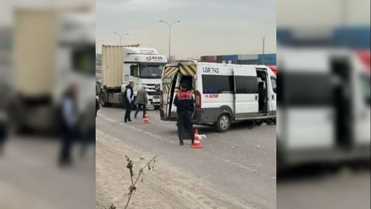 GEBZE'DE TIR İLE İŞÇİ SERVİSİ ÇARPIŞTI!