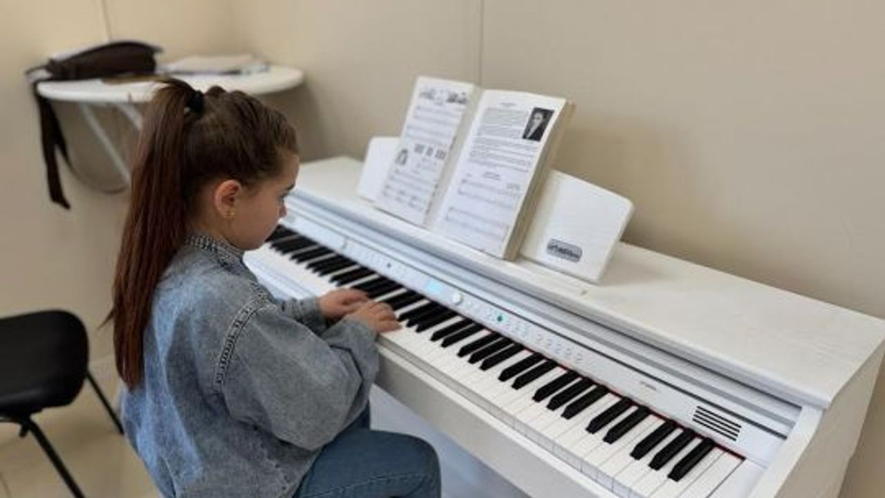 KÖRFEZ BELEDİYESİ SANAT MERKEZİ’NDE, SANATIN KALBİ ATMAYA DEVAM EDİYOR