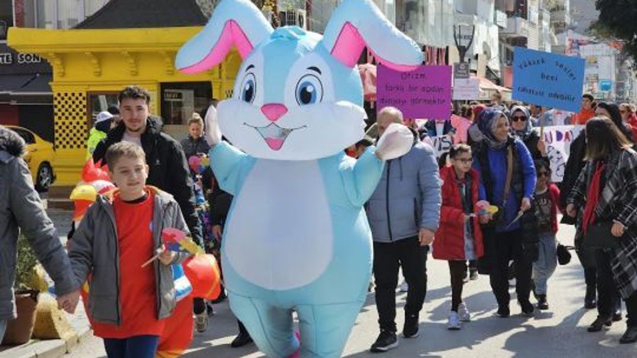 OTİZM FARKINDALIK GÜNÜ GÖLCÜK’TE RENKLİ GÖRÜNTÜLERE SAHNE OLDU