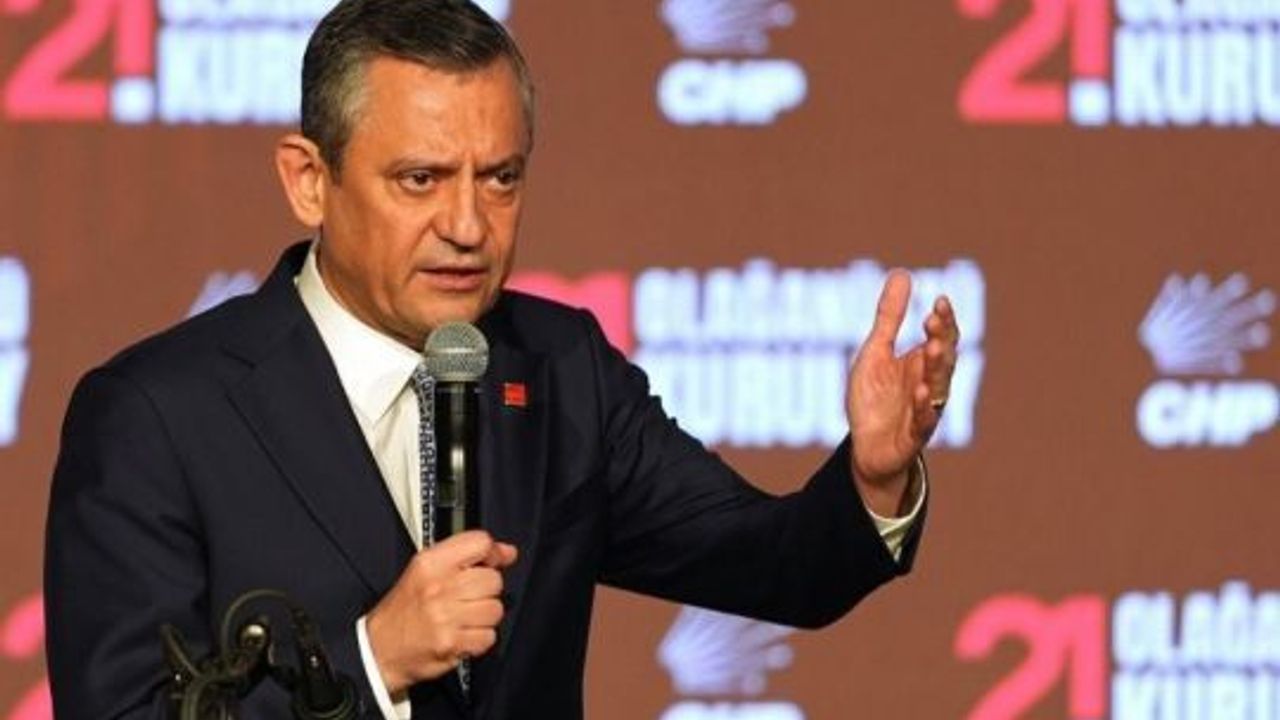 ÖZGÜR ÖZEL, KURULTAYDA YENİDEN GENEL BAŞKAN SEÇİLDİ