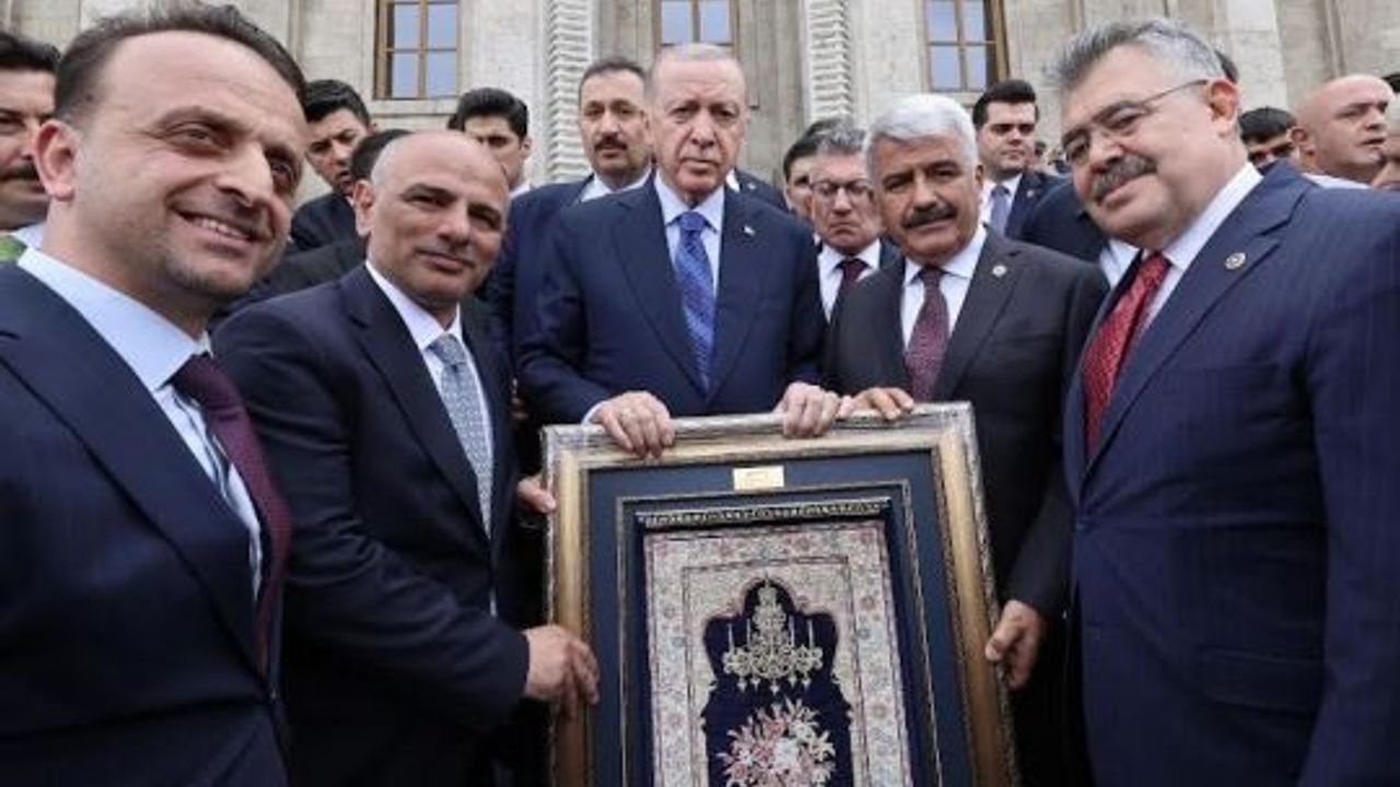 BAŞKAN SÖĞÜT, ANKARA'DA CUMHURBAŞKANI ERDOĞAN'A HEREKE HALISI HEDİYE ETTİ