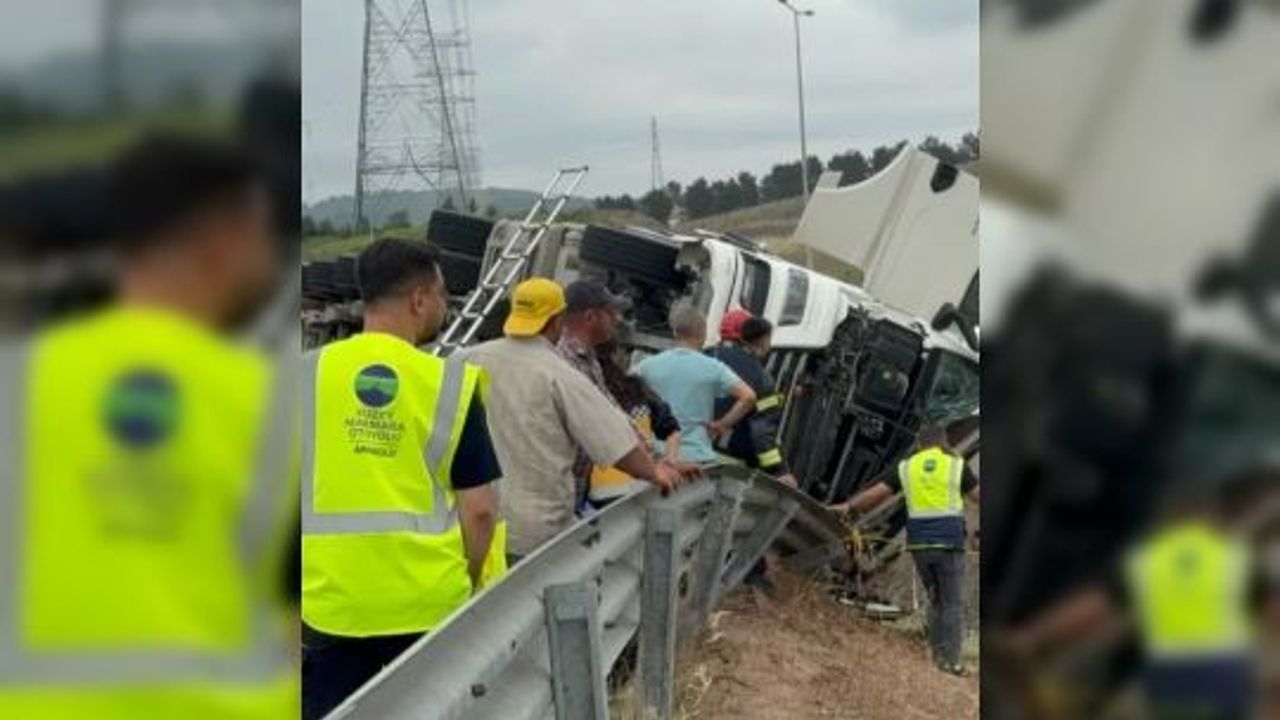GEBZE'DE, KARPUZ YÜKLÜ TIR DEVRİLDİ