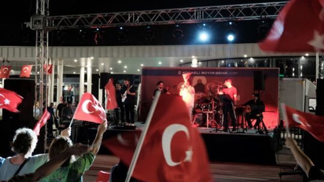 Zafer Meşalesi Milli İrade Meydanı’nda Gururla Yandı