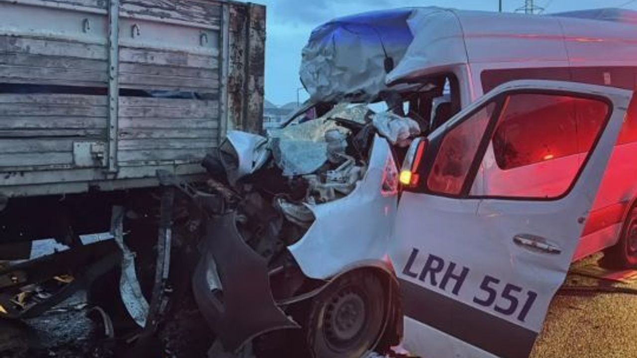 Kocaeli’de, Kamyon ile Servis Minibüsü Çarpıştı