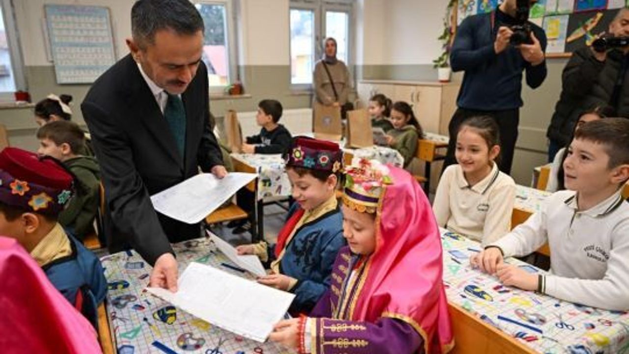 Vali Aktaş Öğrencilerin Karne Sevincine Ortak Oldu