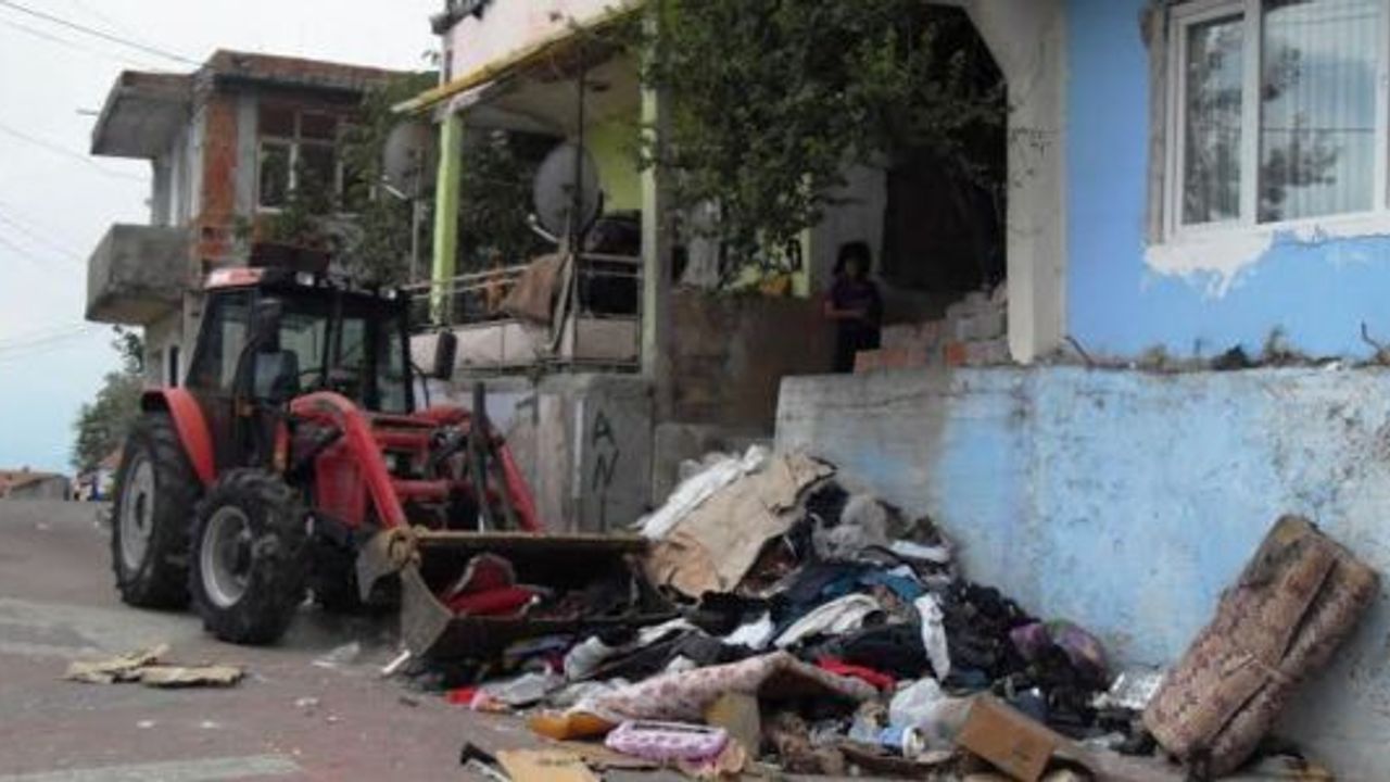  İZMİT’TE HER GÜN 5 KAMYON EV EŞYASI TOPLANIYOR