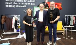 Derince’de Tiyatroseverlere Kahkahalı Gece