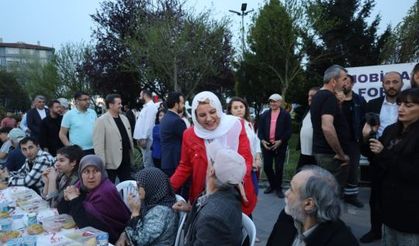 Başkan Hürriyet, İzmitlilerle bir araya gelerek aynı sofrayı paylaştı.