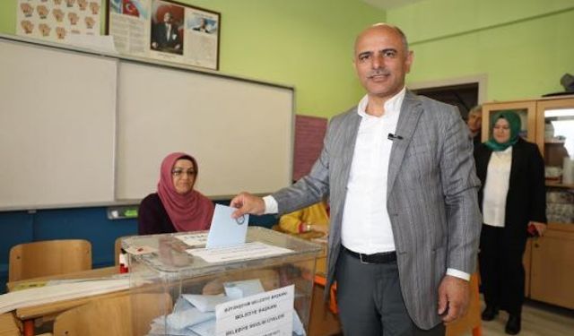 Başkan Şener Söğüt, oyunu kullandı.