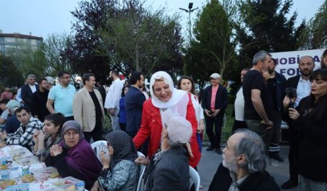 Başkan Hürriyet, İzmitlilerle bir araya gelerek aynı sofrayı paylaştı.