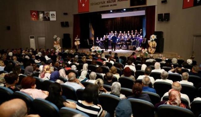 Konserin sonunda izleyiciler, ayakta alkışladı