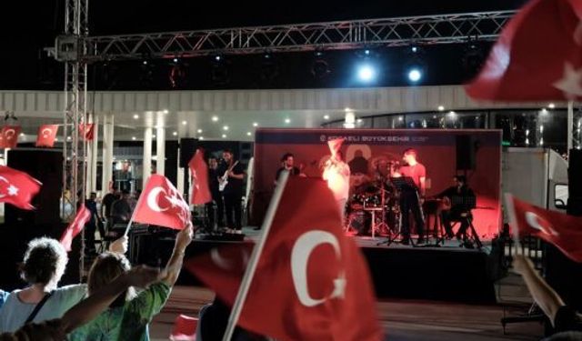 Zafer Meşalesi Milli İrade Meydanı’nda Gururla Yandı