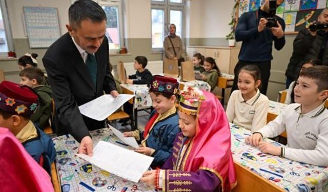 Vali Aktaş Öğrencilerin Karne Sevincine Ortak Oldu