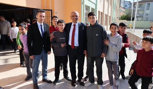 Başkan Söğüt Öğrencilerle Bayrak Töreninde