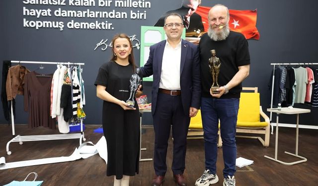 Derince’de Tiyatroseverlere Kahkahalı Gece