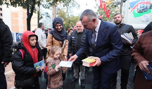 Çınarlardan Kitap Yağdı: 5 Bin Kitap Dakikalar İçinde Tükendi