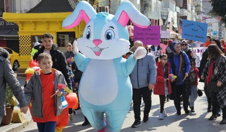 OTİZM FARKINDALIK GÜNÜ GÖLCÜK’TE RENKLİ GÖRÜNTÜLERE SAHNE OLDU