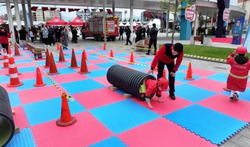 İzmit’te 23 Nisan Coşkusu: Çocuk ve Sanat Buluştu