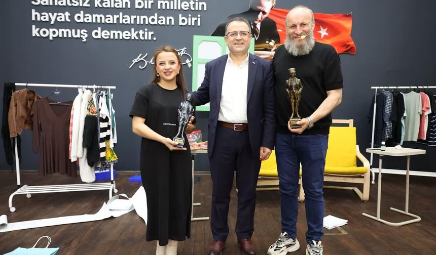 Derince’de Tiyatroseverlere Kahkahalı Gece