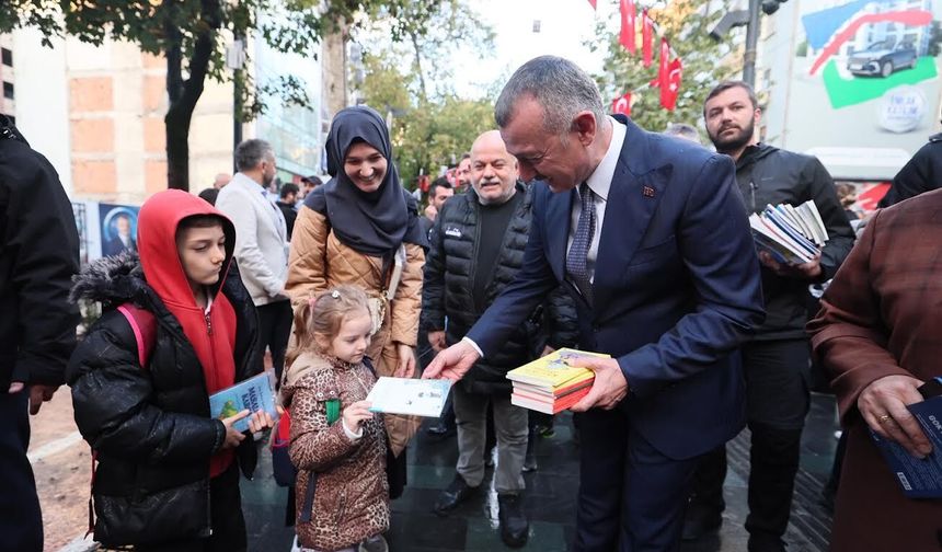 Çınarlardan Kitap Yağdı: 5 Bin Kitap Dakikalar İçinde Tükendi